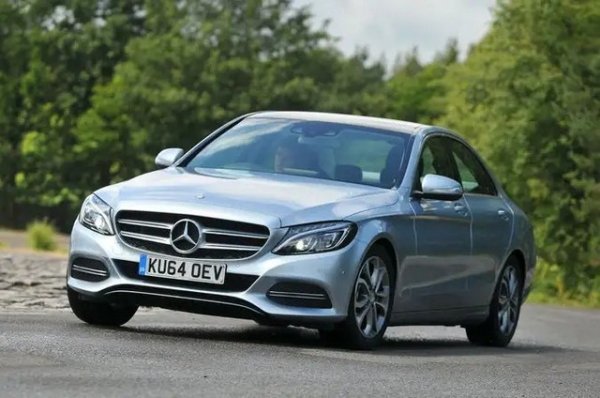 С процент на грешки от 46% и впечатляващи разходи за ремонт, докладвани от някои собственици, бензиновите версии на предишното поколение C-Class са най-малко надеждният представителен автомобил. Проблеми с акумулаторите засягат 32% от автомобилите, а неизправностите в окачването са имали 18%. Има и съобщения за проблеми с електричеството, двигателя, изпускателната система, горивната система и системата за сателитна навигация/информационно-развлекателна система. Четири от пет автомобила все още могат да се управляват, но само 33% са поправени за ден или по-малко, а 27% са били в сервиз повече от седмица.
Рейтинг на надеждност 54,9%
